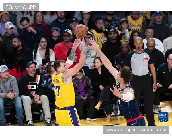 洛杉矶湖人对阵洛杉矶快船：马库斯·斯玛特弧顶挡拆直塞，一镜到底看清意图